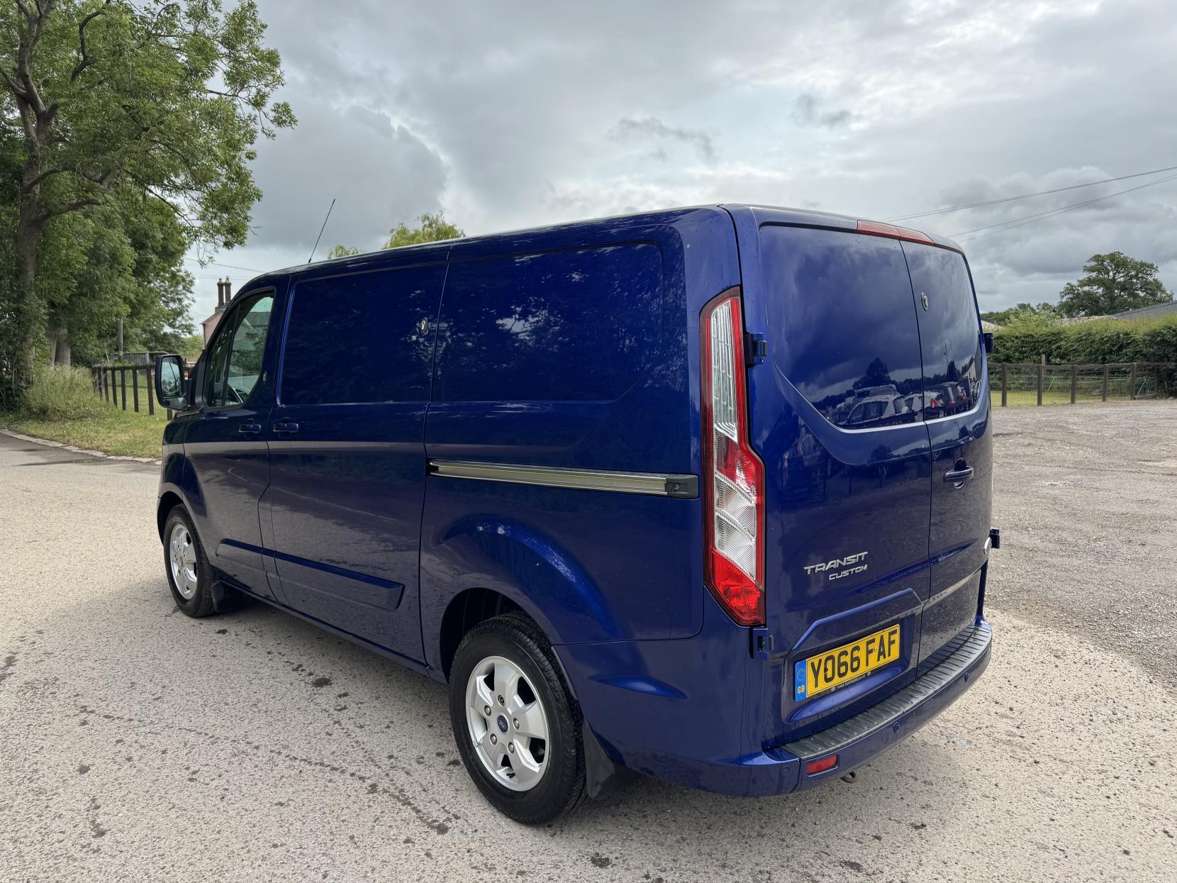 Ford Transit Custom 2.0 TDCi 270 Limited Panel Van 5dr Diesel Manual L1 H1 (163 g/km, 128 bhp)