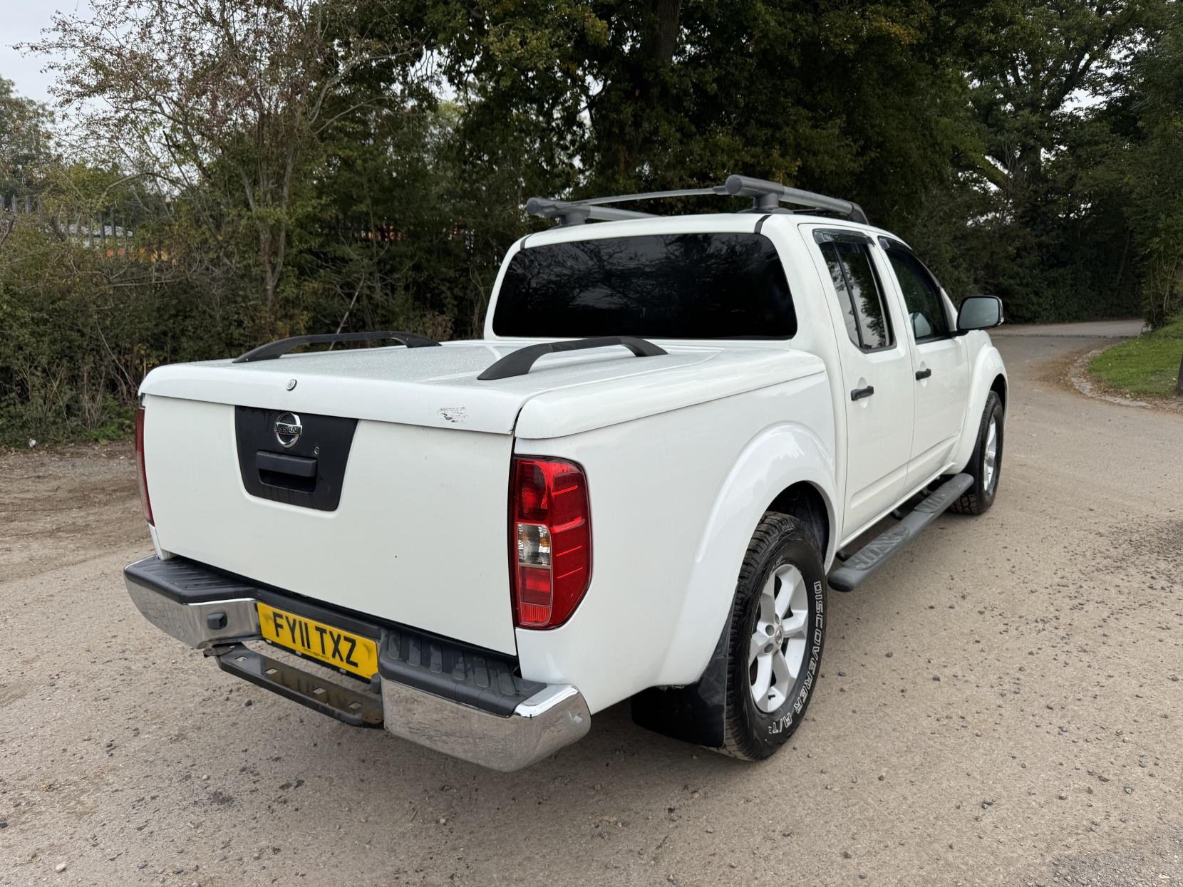 Nissan Navara 2.5 dCi Tekna Pickup Double Cab 4dr Diesel Manual 4WD Euro 4 (190 ps)