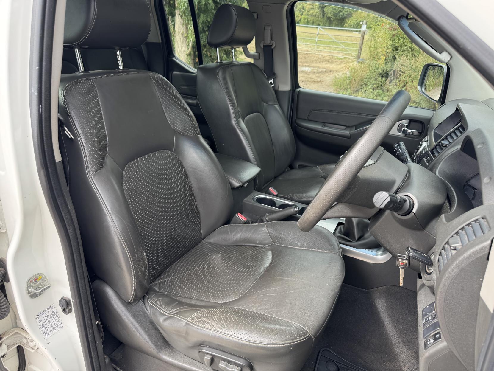 Nissan Navara 2.5 dCi Tekna Pickup Double Cab 4dr Diesel Manual 4WD Euro 4 (190 ps)