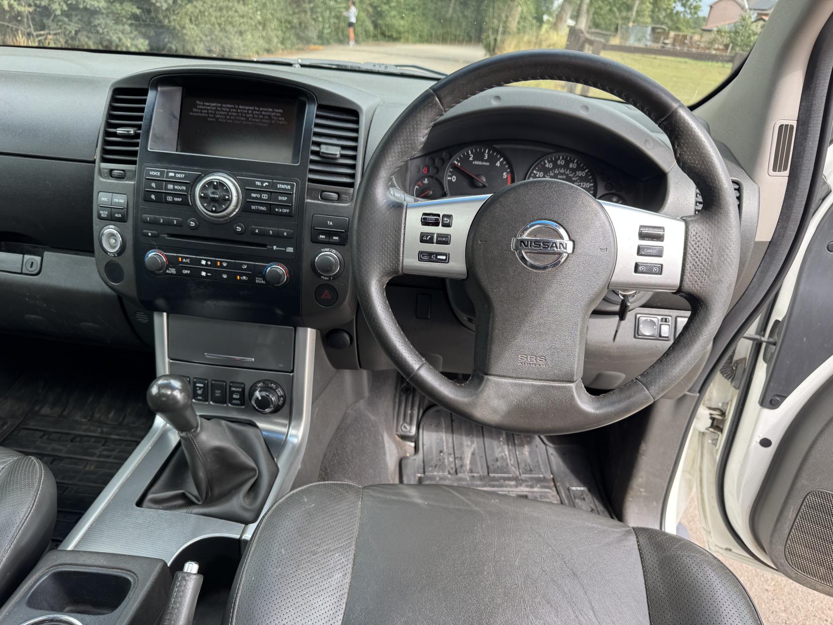 Nissan Navara 2.5 dCi Tekna Pickup Double Cab 4dr Diesel Manual 4WD Euro 4 (190 ps)