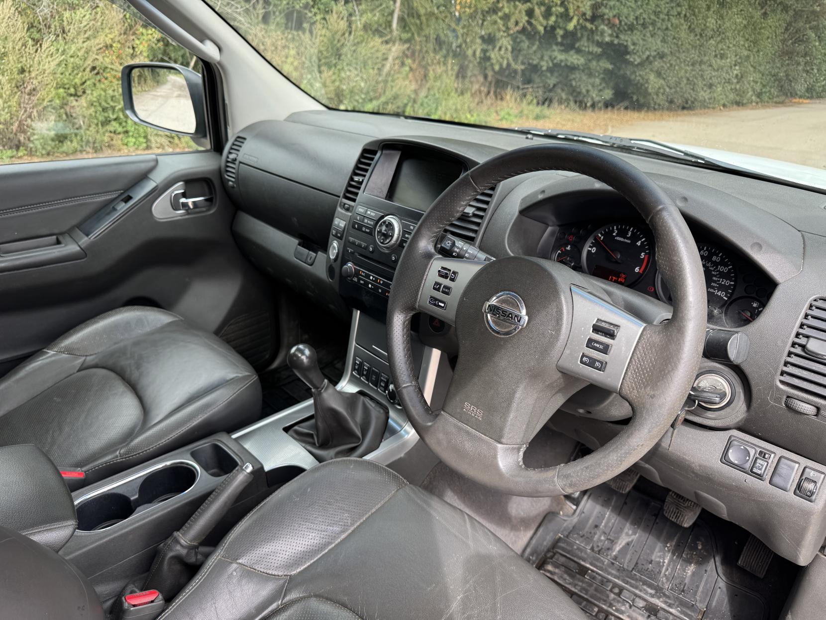 Nissan Navara 2.5 dCi Tekna Pickup Double Cab 4dr Diesel Manual 4WD Euro 4 (190 ps)