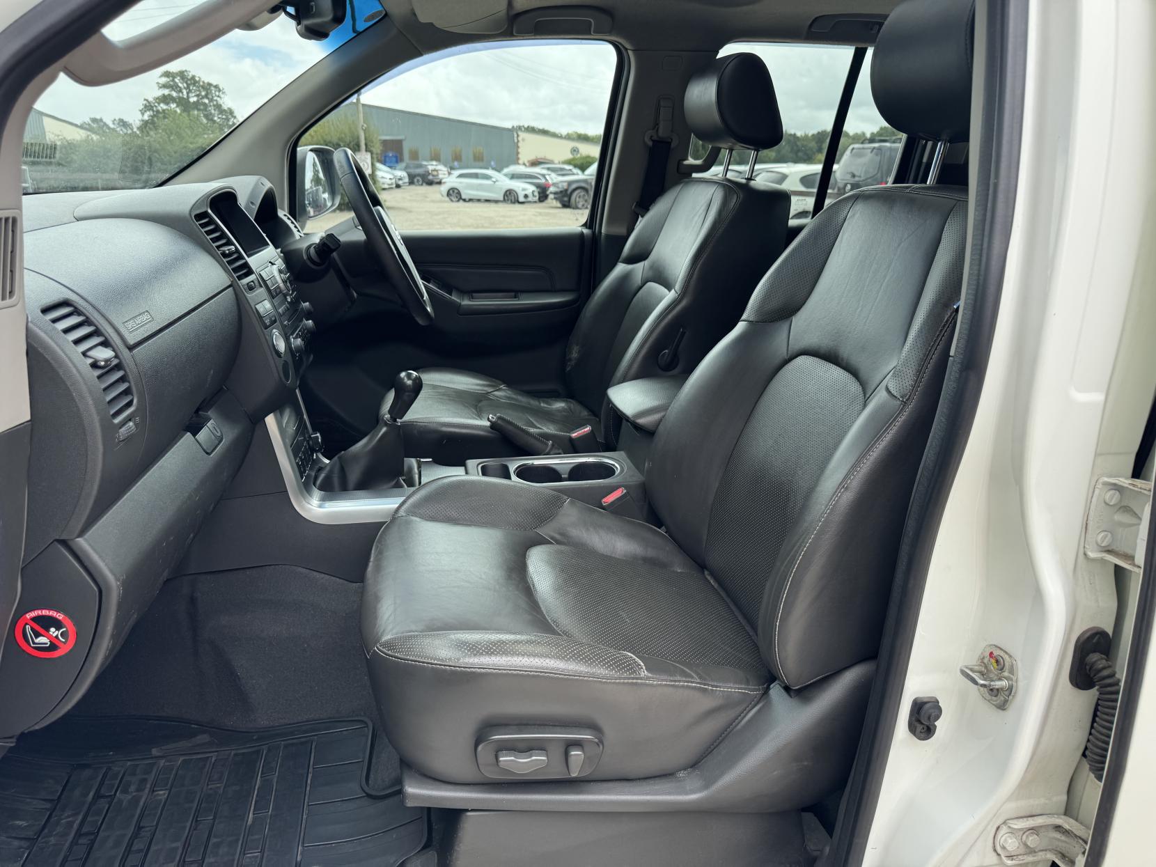 Nissan Navara 2.5 dCi Tekna Pickup Double Cab 4dr Diesel Manual 4WD Euro 4 (190 ps)