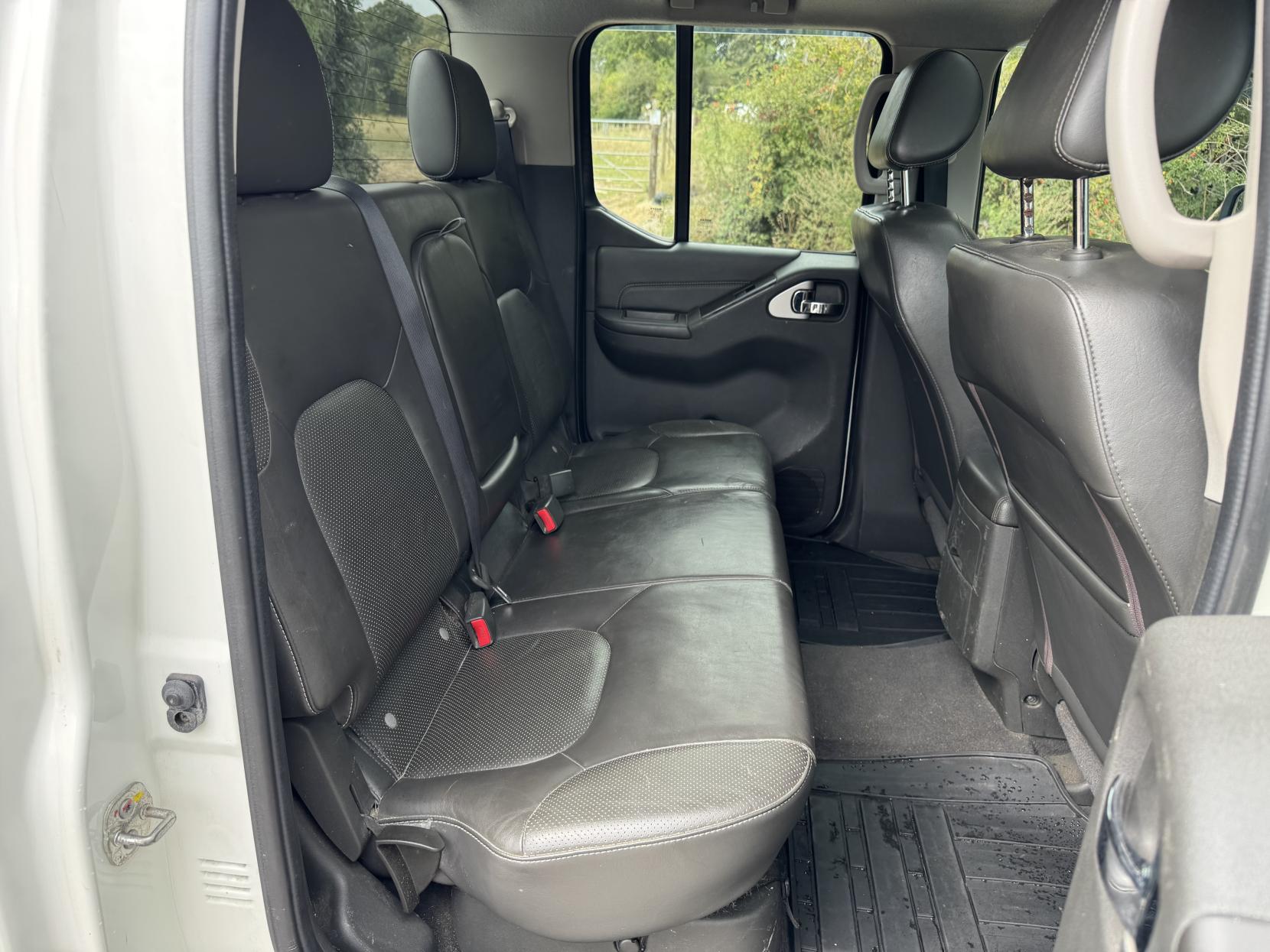 Nissan Navara 2.5 dCi Tekna Pickup Double Cab 4dr Diesel Manual 4WD Euro 4 (190 ps)