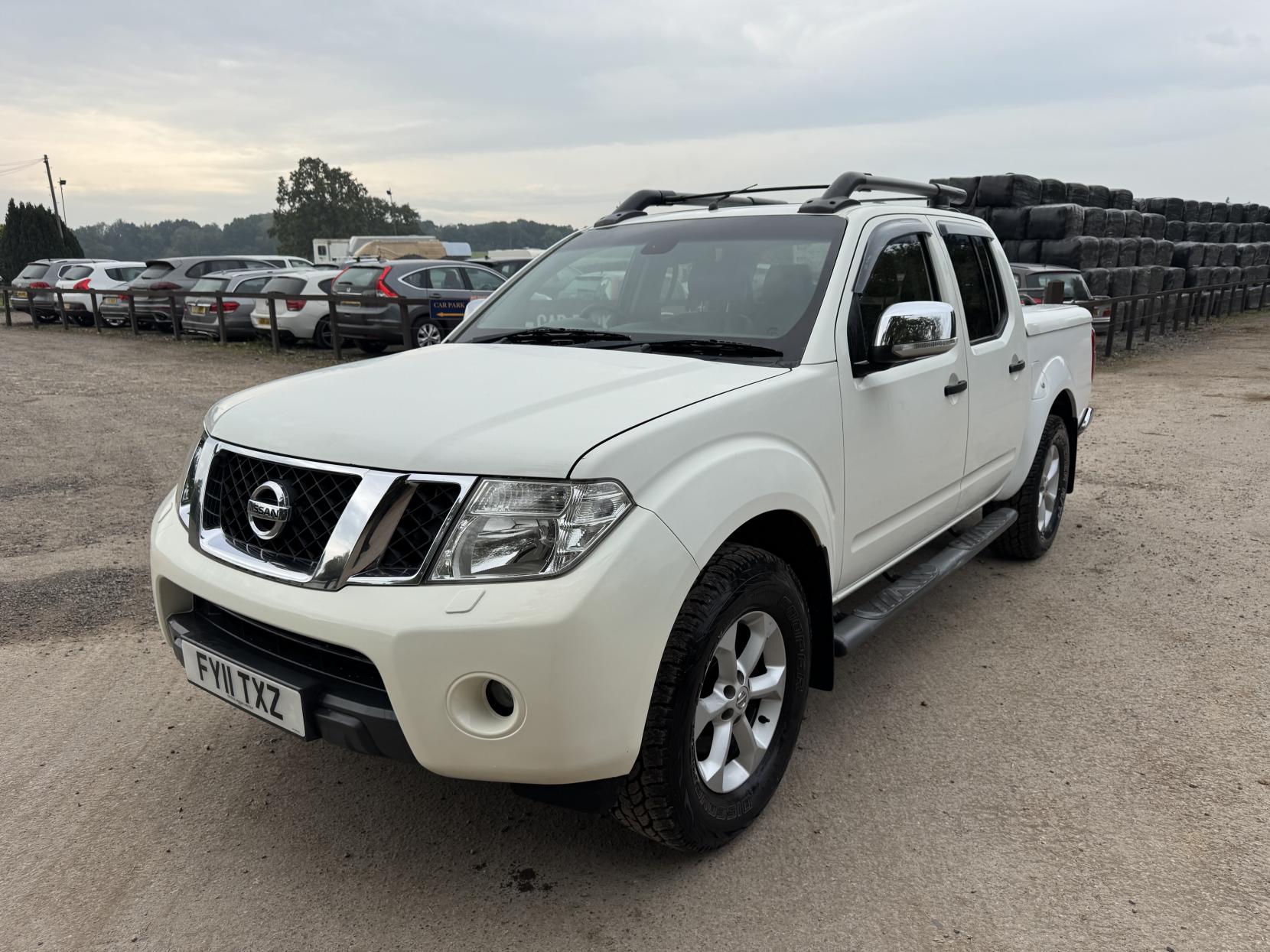 Nissan Navara 2.5 dCi Tekna Pickup Double Cab 4dr Diesel Manual 4WD Euro 4 (190 ps)