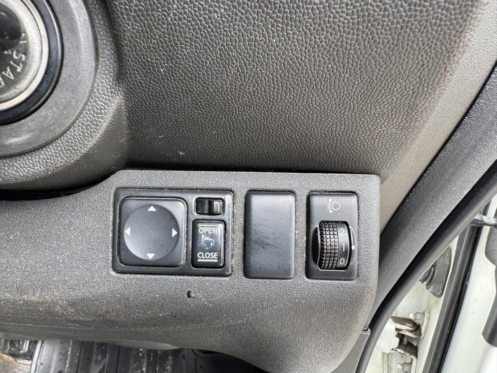 Nissan Navara 2.5 dCi Tekna Pickup Double Cab 4dr Diesel Manual 4WD Euro 4 (190 ps)