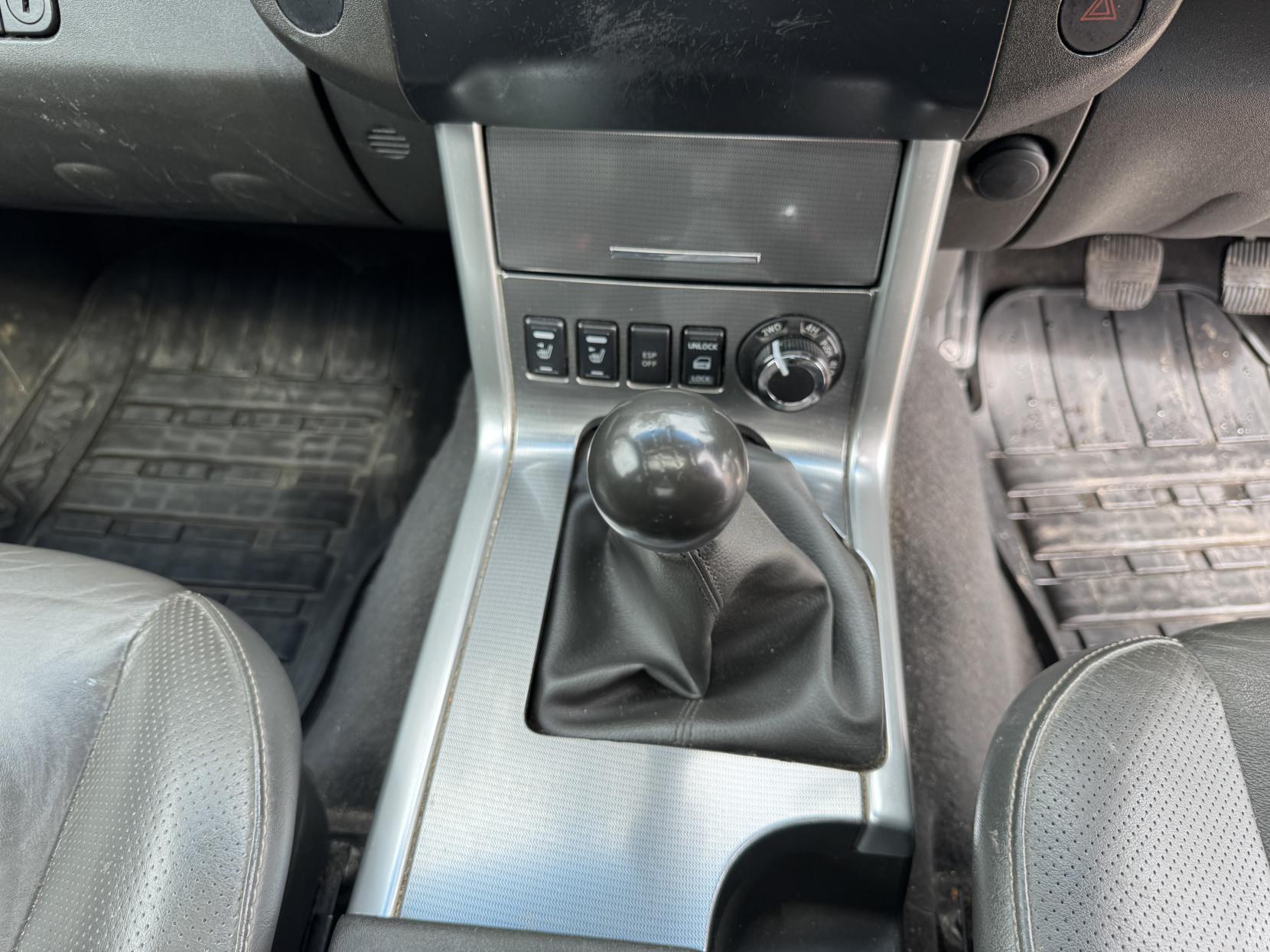 Nissan Navara 2.5 dCi Tekna Pickup Double Cab 4dr Diesel Manual 4WD Euro 4 (190 ps)