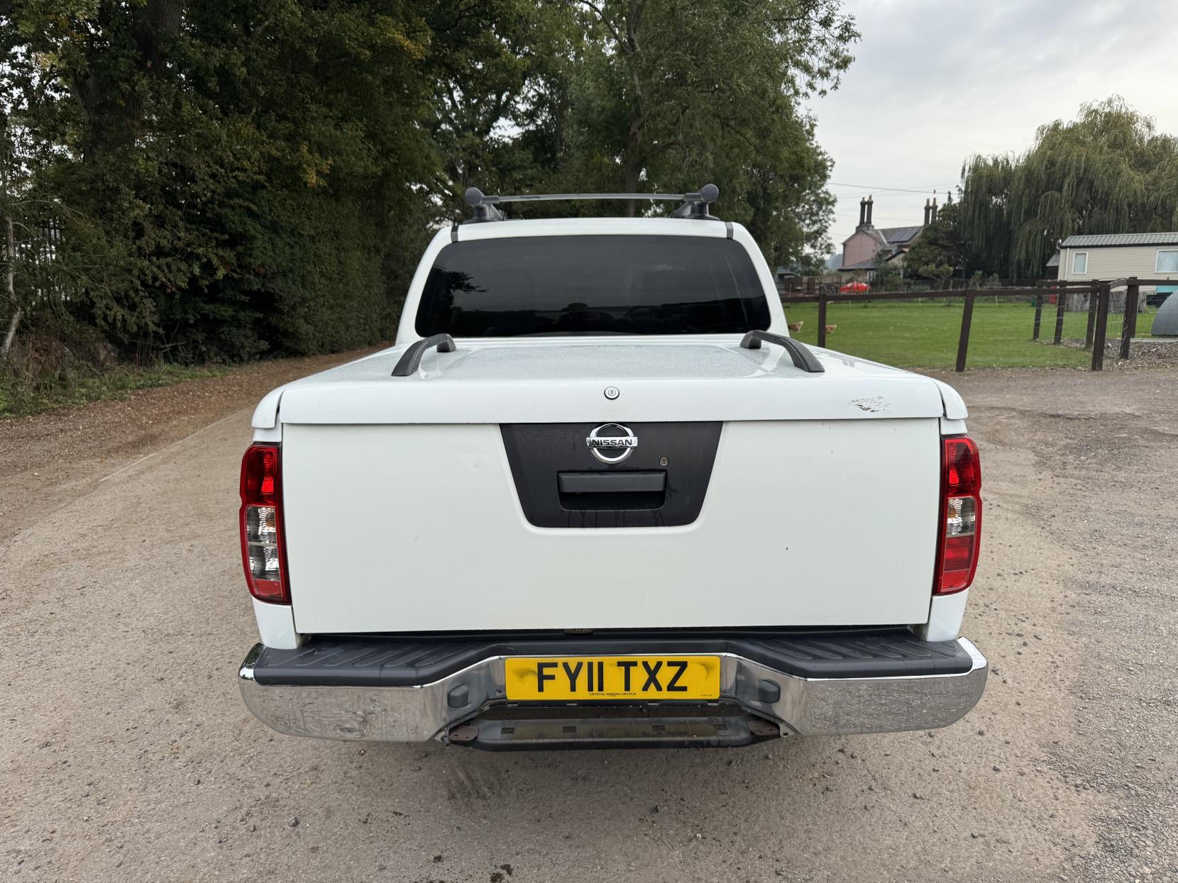 Nissan Navara 2.5 dCi Tekna Pickup Double Cab 4dr Diesel Manual 4WD Euro 4 (190 ps)