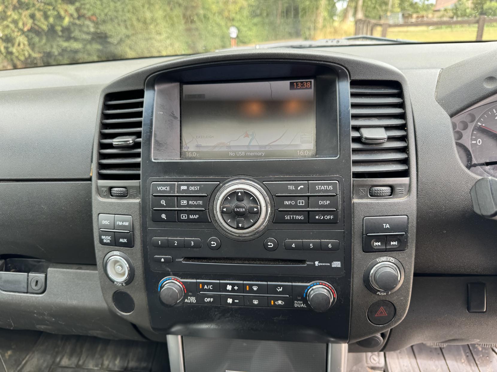 Nissan Navara 2.5 dCi Tekna Pickup Double Cab 4dr Diesel Manual 4WD Euro 4 (190 ps)