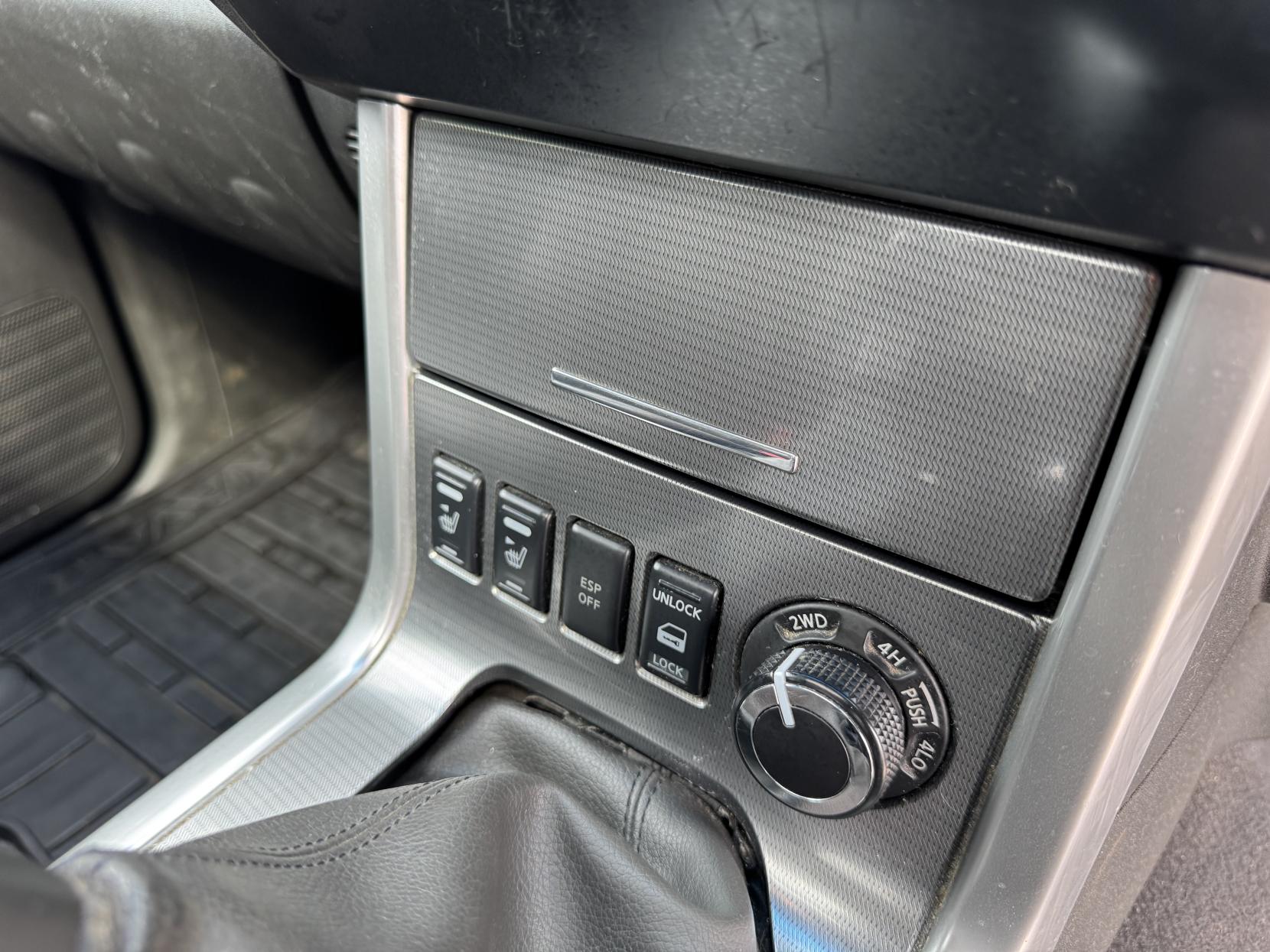 Nissan Navara 2.5 dCi Tekna Pickup Double Cab 4dr Diesel Manual 4WD Euro 4 (190 ps)