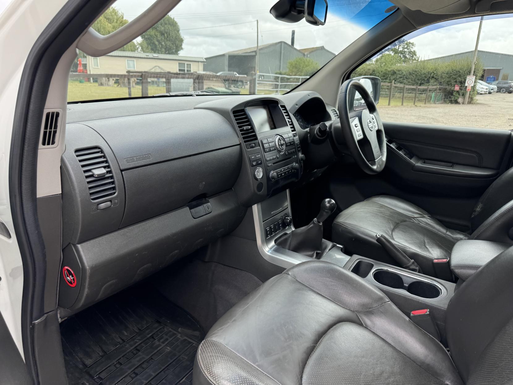 Nissan Navara 2.5 dCi Tekna Pickup Double Cab 4dr Diesel Manual 4WD Euro 4 (190 ps)