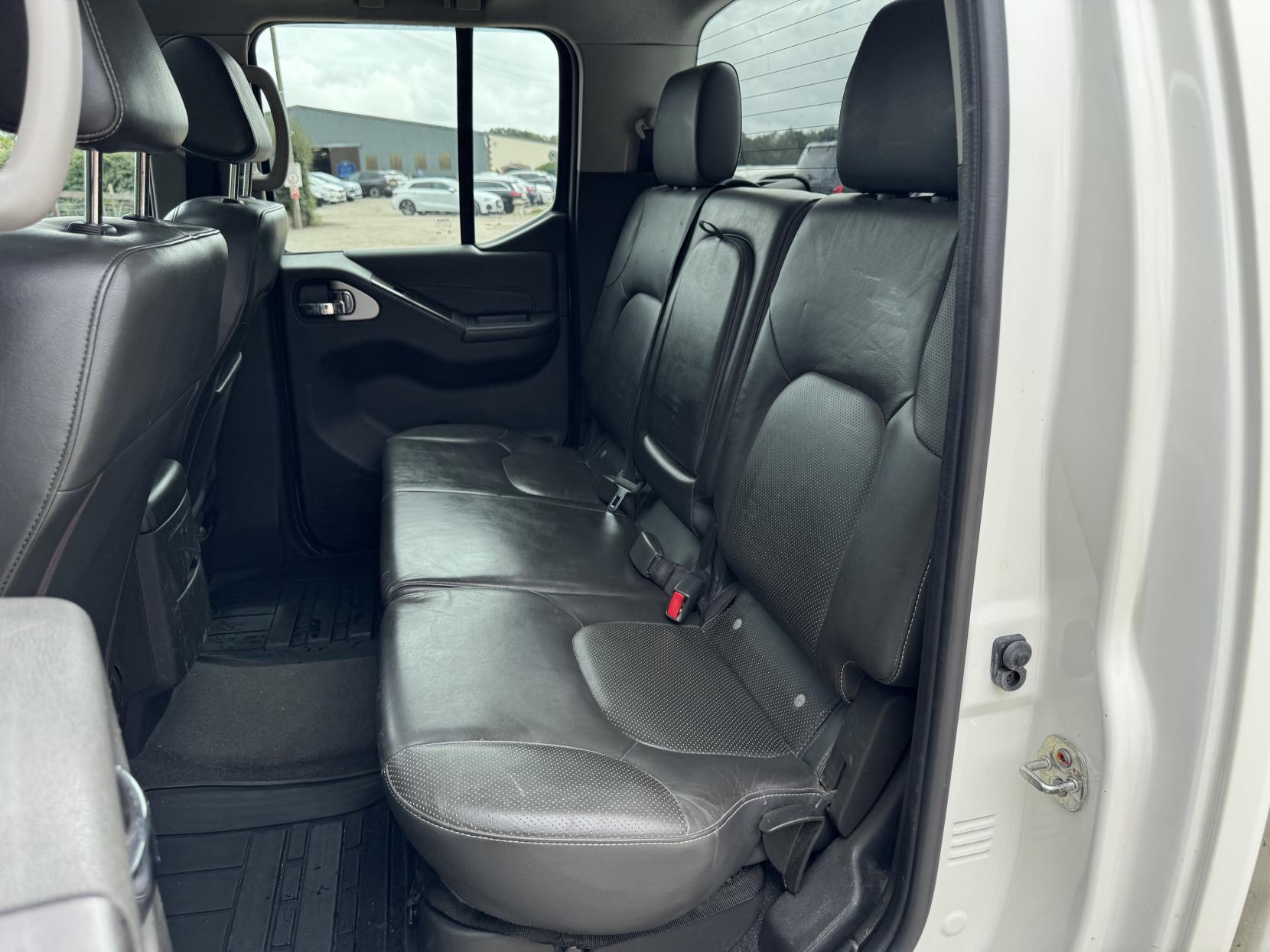 Nissan Navara 2.5 dCi Tekna Pickup Double Cab 4dr Diesel Manual 4WD Euro 4 (190 ps)