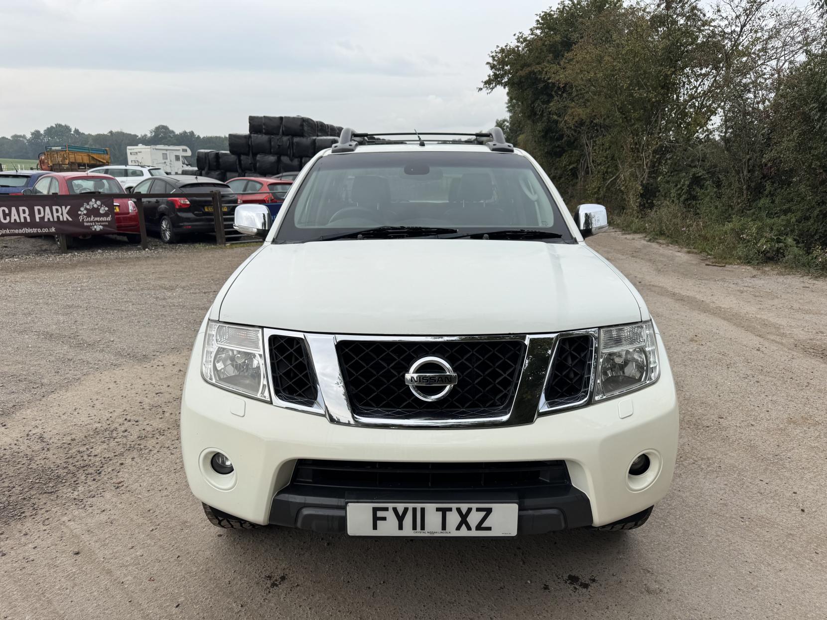 Nissan Navara 2.5 dCi Tekna Pickup Double Cab 4dr Diesel Manual 4WD Euro 4 (190 ps)