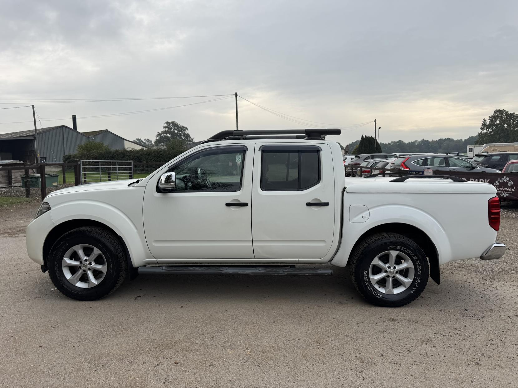Nissan Navara 2.5 dCi Tekna Pickup Double Cab 4dr Diesel Manual 4WD Euro 4 (190 ps)